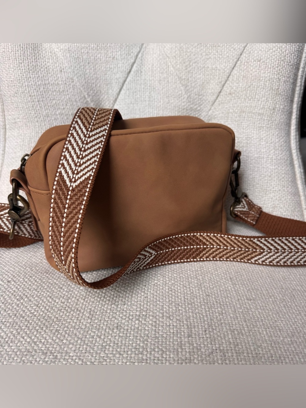 Universal Thread Camera Bag in Cognac / Two Adjustable Straps